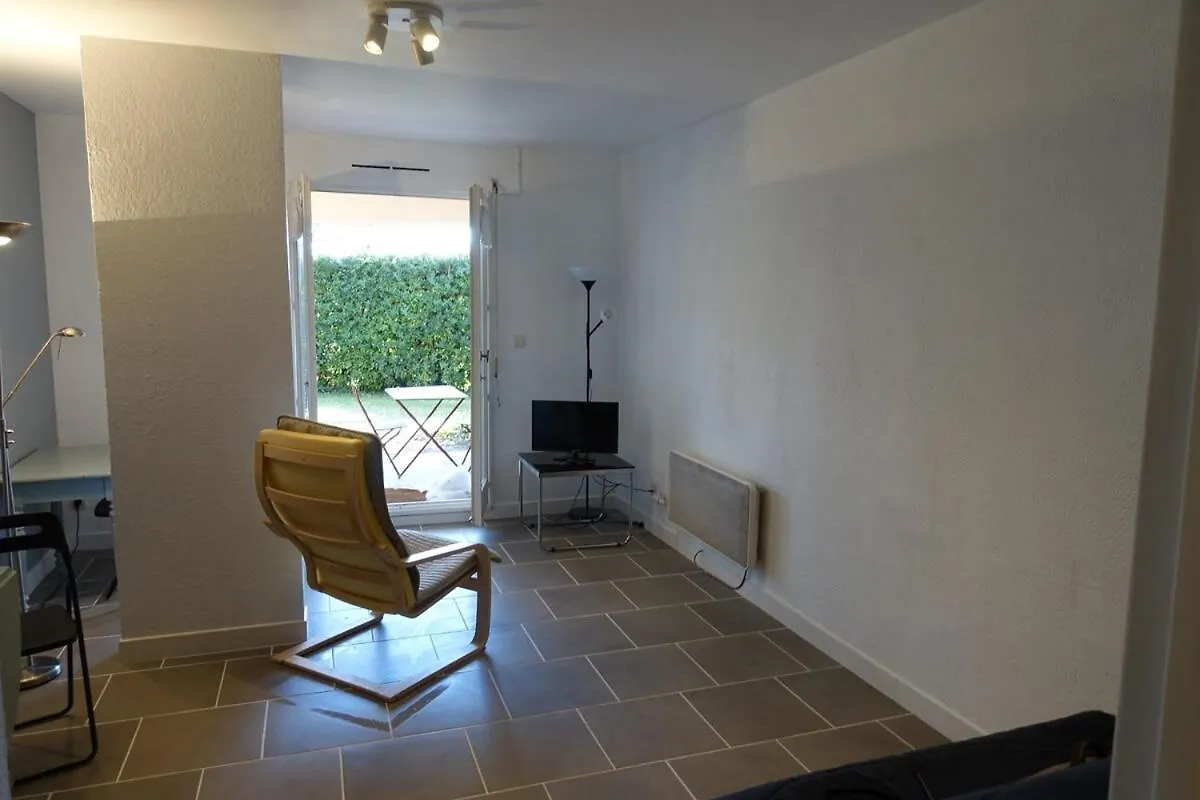 Studio Villeneuve-Les-Avignon Terrasses Sous Les Pins France
